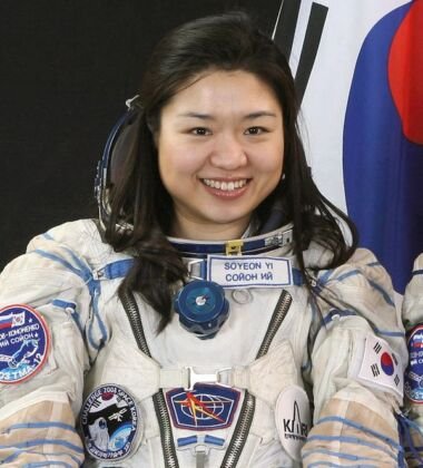Engenheira. Primeira sul-coreana no espaço. Passou 10,88 dias. Yi So-yeon