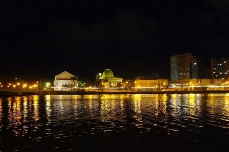 Vista noturna do rio Capibaribe, em Recife